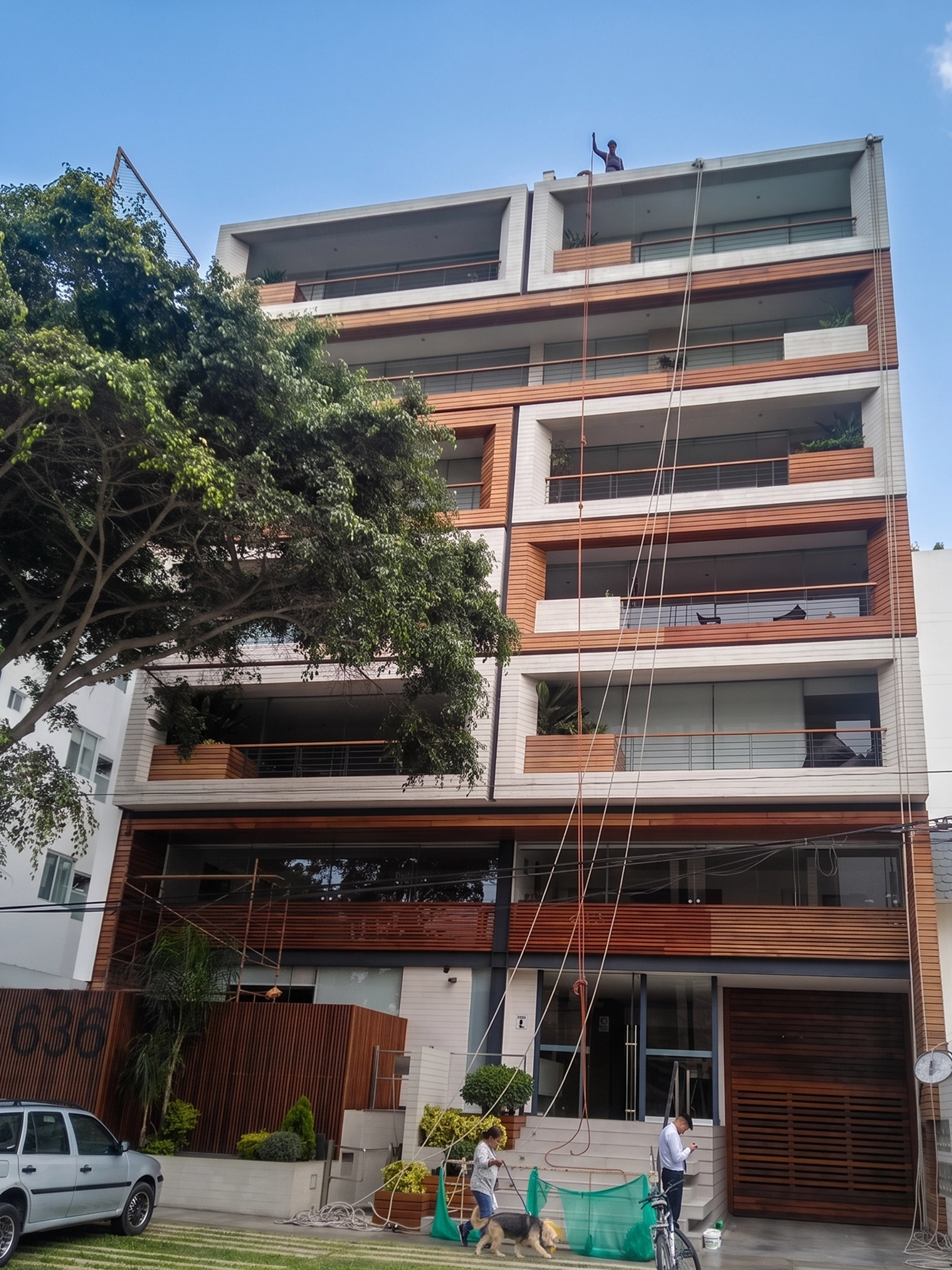 Fachada de edificio con acabado en madera
