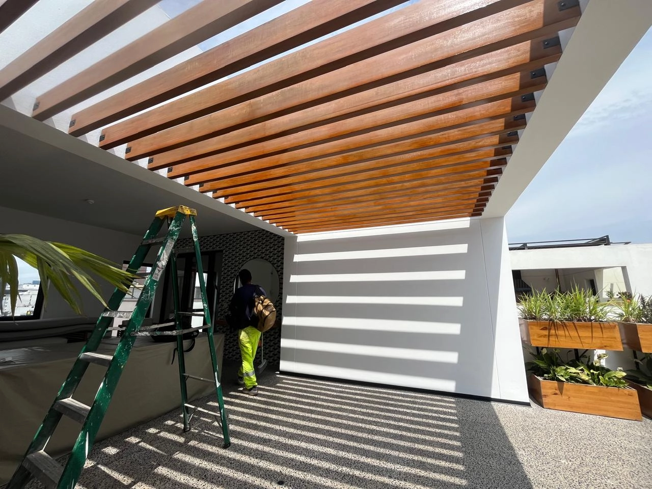 Techo de sol y sombra + Acabado en madera